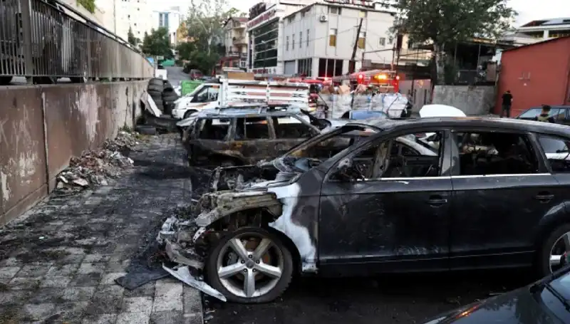 Sanayi Sitesinde Büyük Yangın: Tamir Bekleyen Araçlar Alev Alev Yandı!