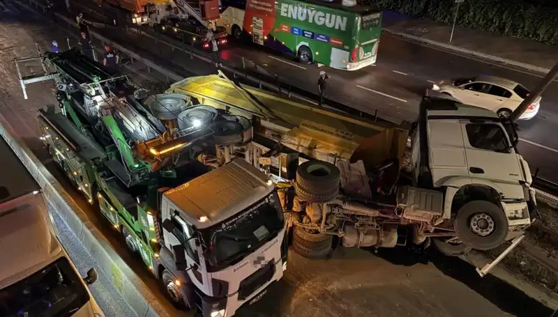 Moloz Yüklü Hafriyat Kamyonu Devrildi: Olay Anında Neler Oldu?