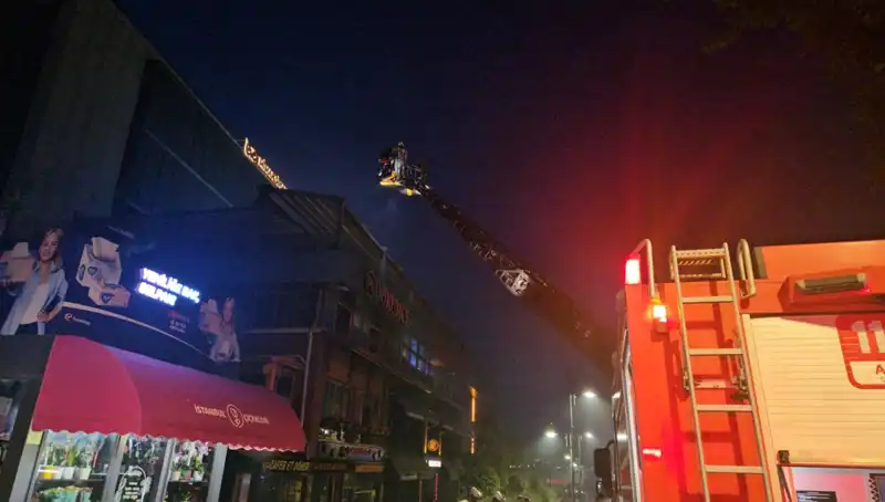 Beşiktaş'ta Yangın: 3 Katlı Restoran Küllere Döndü!