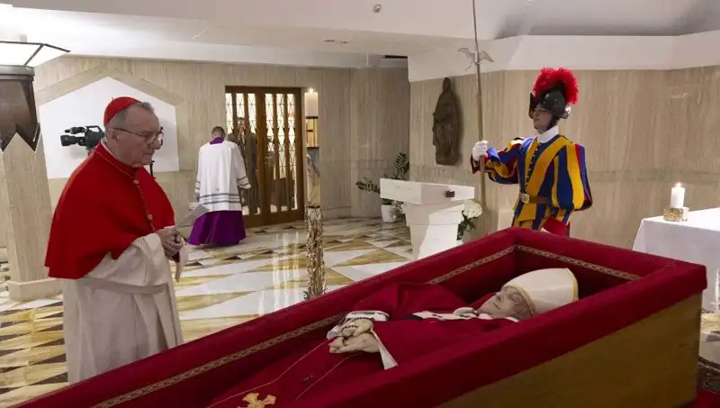 Papa'nın Tabutundaki Fotoğraflar: Duygusal Anlar ve Anma Töreni