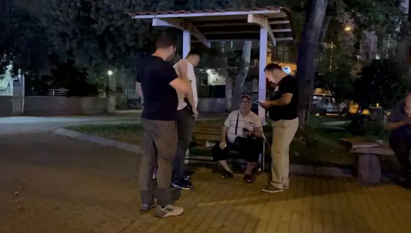 Kısmı Görme Kaybı Olan Adamın Telefonunu Çaldılar: O Anlar Kamerada