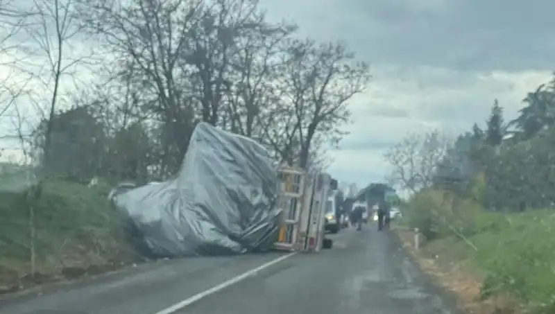 Tekirdağ'da Saman Yüklü TIR'nın Devrilmesi: Trafik Kazasında 1 Yaralı