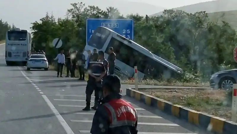 Isparta’da Yolcu ve Tur Otobüsü Kazasında Yaralılar: Detaylar Açıklanıyor