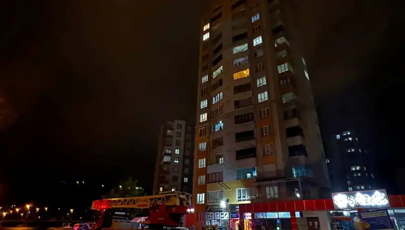 Apartmanın Çatısına Düşen Yıldırım, Mahallede Korku Dolu Anlar Yaşattı