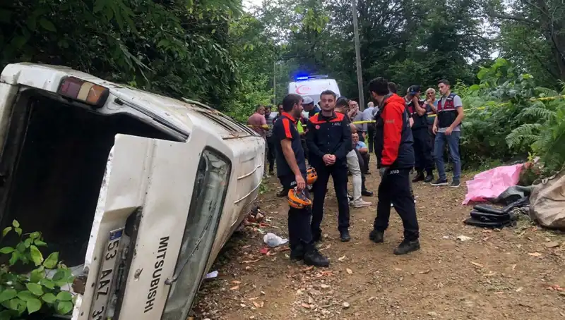 Rize'de Feci Kaza: Minibüs Yamaçtan Yuvarlandı, İki Kişi Hayatını Kaybetti