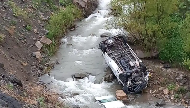 Hakkari'de Minibüs Devrildi: İşçi Taşıyan Araçta 2 Can Kaybı ve 3 Yaralı