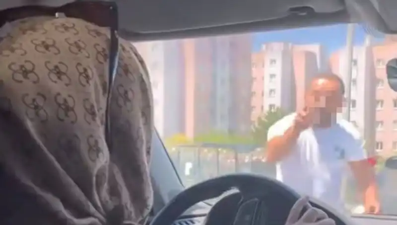 Trafikte Dehşet Anları: Önünü Kesip Yumruklayan Sürücü Korkuttu