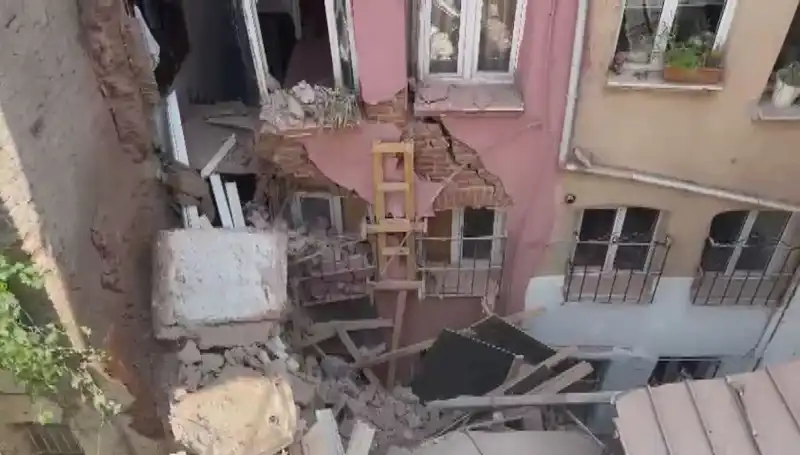 İstanbul'da Şok Eden Olay: Üç Katlı Bina Balkonunda Çökme!