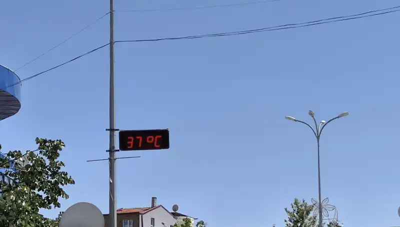 Sıcaklarla Mücadele: İlçede Termometreler 38 Dereceyi Geçti