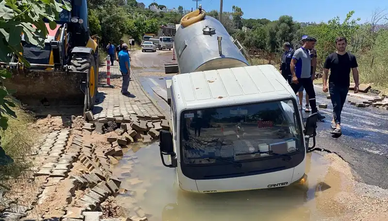 Bodrum'da Su Hattı Patladı, Tanker Çukura Düşerek İhmalin Bedelini Ödedi