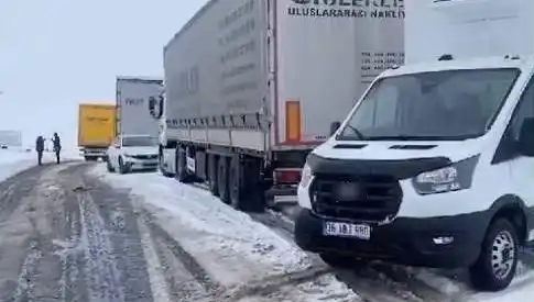 Kars-Ardahan Karayolu'nda Kar Yağışı TIR'ları Kara Sapladı, Seyahat İzni Yok!