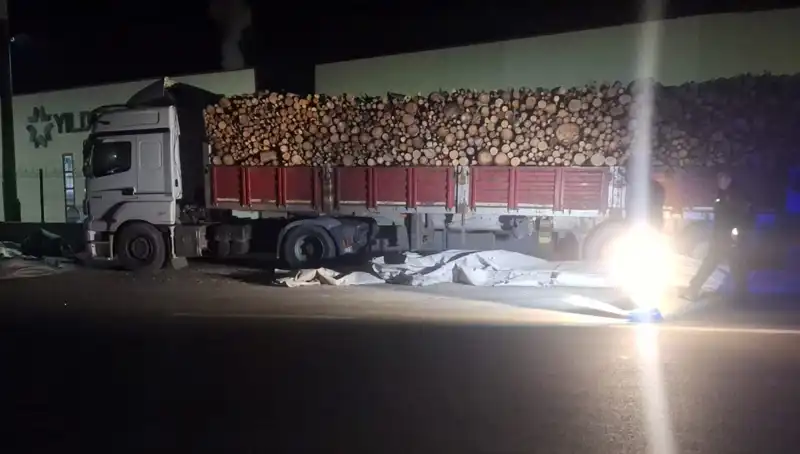 Brandayı Toplayan TIR Sürücüsüne Talihsiz Kaza: Otomobil Çarptı