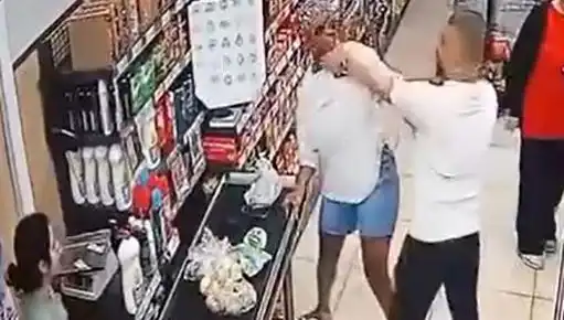 Marketteki Kasa Sırasında Şok Olay: Çocuğunun Önünde Kadına Saldırdı!