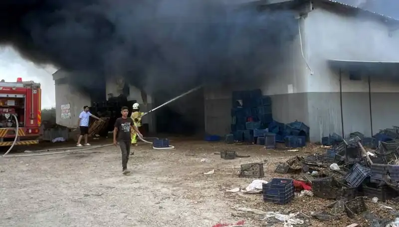 Son Dakika: Plastik Kasa Deposunda Yangın, Şehri Karanlığa Bürüdü!