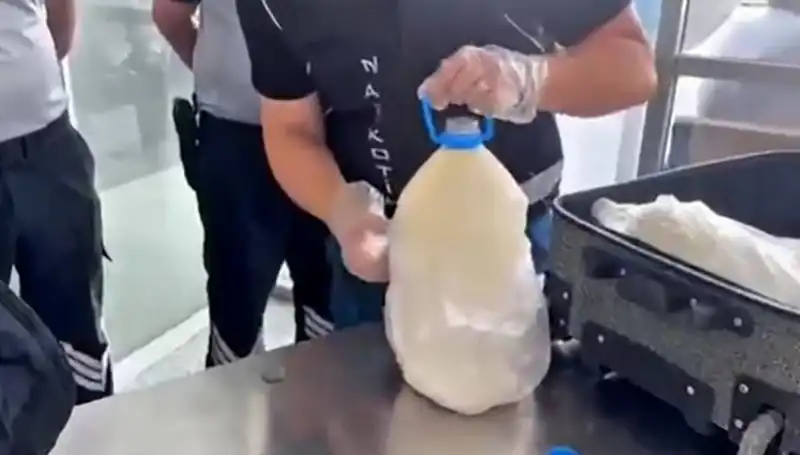 Havalimanında Şok: Süt Şişesinde 12 Kilo 800 Gram Uyuşturucu Ele Geçirildi