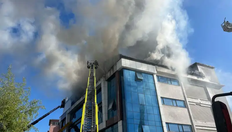 Esenyurt'ta Tekstil Atölyesinde Yangın: İtfaiye Ekipleri Zamanla Yarıştı