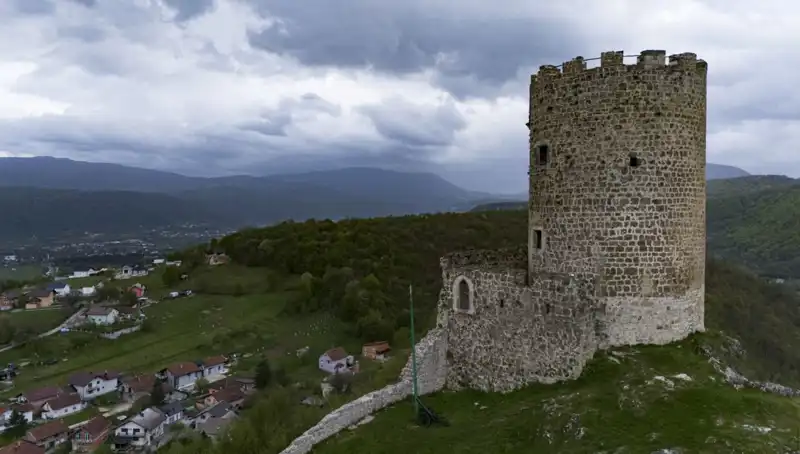 Bosna Hersek'teki Sokolac Kalesi: Tarihin İzleri ve Zamana Direnişi