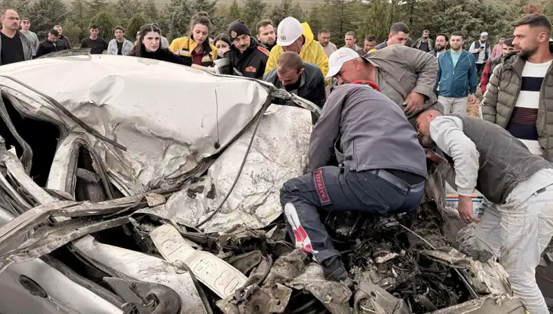 TIR ile Çarpıştı: Küçük Araç Kağıt Gibi Ezildi, Kaza Anının Detayları Şok Etti