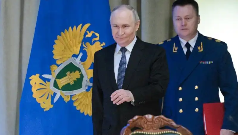 Putin'den Sert Mesaj: "Ya Rus Olun ya Terk Edin"