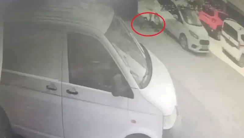 Bisiklet Süren Küçük Çocuk, Tehlikeli Bir Kaza Sonrasında Hayata Tutundu!