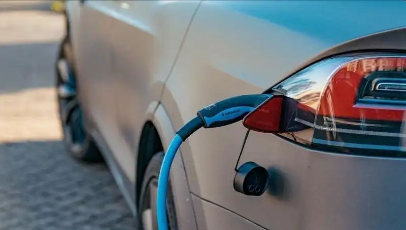 Elektrikli Araç Satışlarındaki Düşüş: Nedenleri ve Gelecek Tahminleri