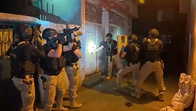 İstanbul'da DAEŞ’e yönelik dev operasyon: 18 gözaltı!