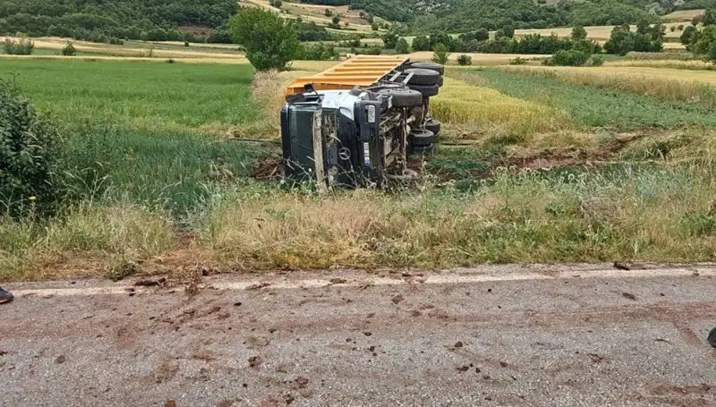 Tokat'ta Gece Yarısı Gelen Feci Kaza: Devrilen Kamyonun Şoförü Hayatını Kaybetti
