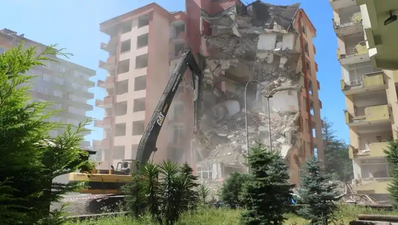 Dalgalar Deprem Gibi Sarsıyor: İki Bina Yıkım Kararına Neden Oldu