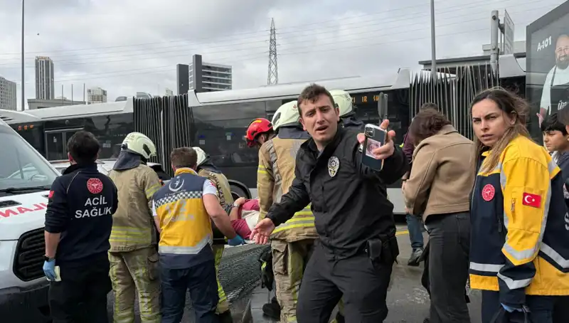 Metrobüs Kazası: İstanbul'da Seferler Durduruldu, Can Kaybı ve Yaralılar Var
