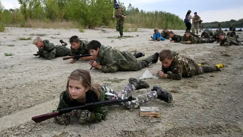 Rusya’daki 8 Yaşındaki Çocuklar Askeri Eğitim Kampında: Savaşın Korkunç Yüzü