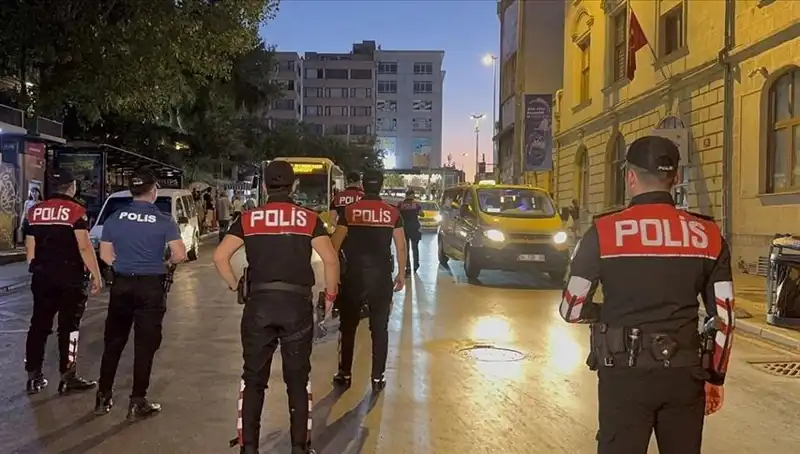 İstanbul'da Gece Yarısı Asayiş Operasyonu: Yüzlerce Gözaltı!