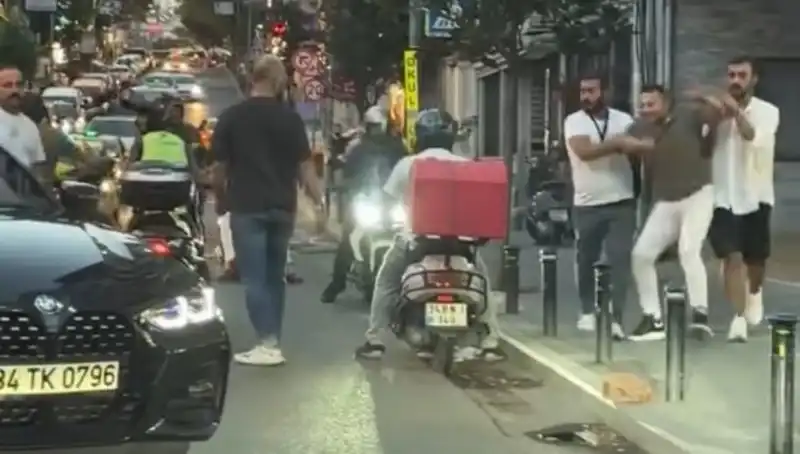 Nişantaşı’nda Yol Verme Tartışması Sopayla Büyüdü, Kadına Saldırı!