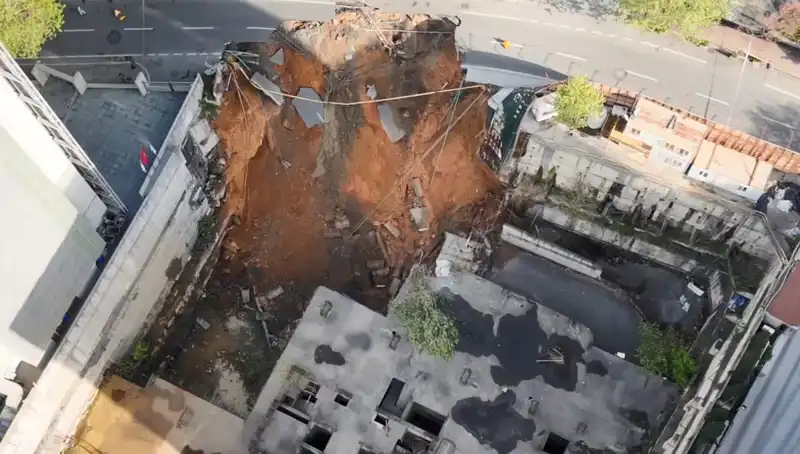 Sarıyer'de Ani Çökme: Cadde Trafiğe Kapandı, Olayın Sebebi Ne?