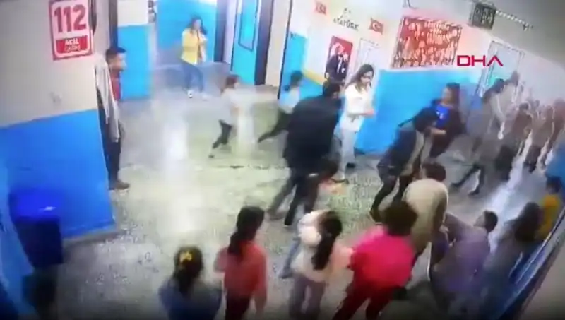 Okulda Bayılan Öğrenciyi Müdür Yardımcısı Kurtardı: Tehlike Anında Hızlı Müdahale
