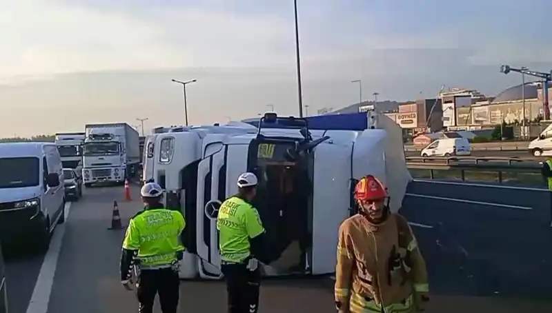 Pendik TEM Otoyolu'nda TIR Devrildi: İstanbul Yolu Sıkıştı