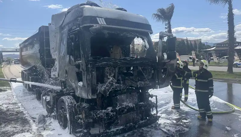 TIR Yangını: Kum Yüklü Araç Alev Alev Yandı, Şok Edici Görüntüler Ortaya Çıktı!