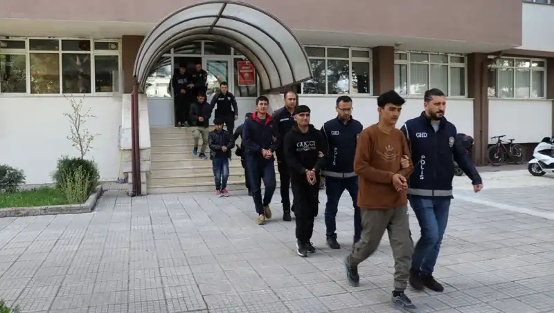 Türkiye'de Düzensiz Göçmen Operasyonu: İki İlde 21 Kişi Yakalandı!
