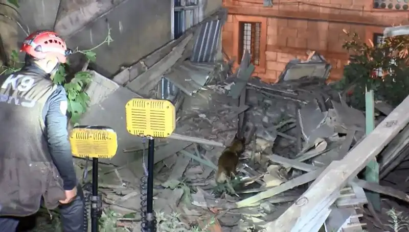 İstanbul'daki Depremin Sonrası Çöken Bina, Gözleri Yeniden Gerçeklere Çevirdi