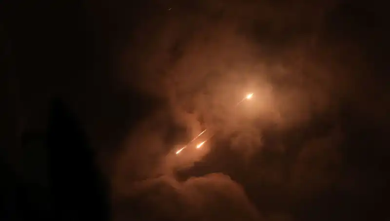 İran’ın Gece Saldırıları: Füzelerin Ateşlenme Zamanı Tesadüf Mü?