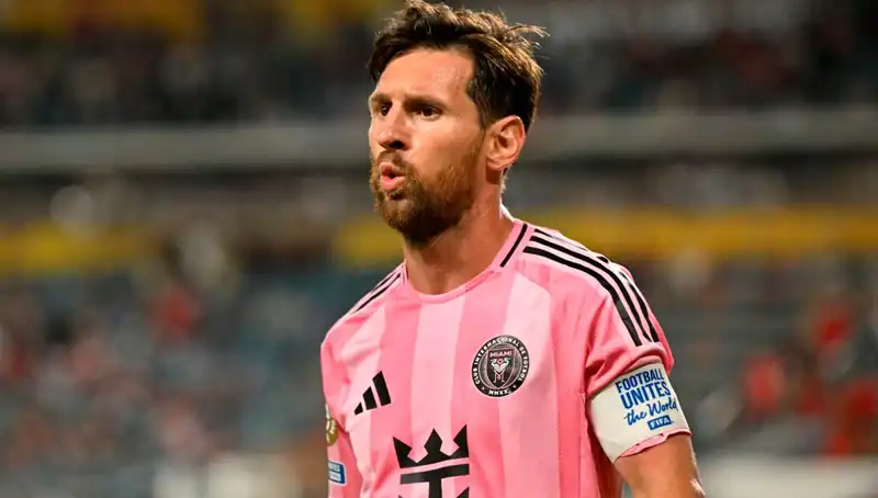 Messi'nin Debüyü: Direkten Dönen Son Dakika Şutu Gözleri Üzerine Çekti