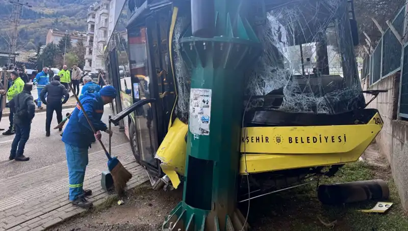 Bursa'da Belediye Otobüsü Kaza Yaptı: 8 Kişi Yaralandı
