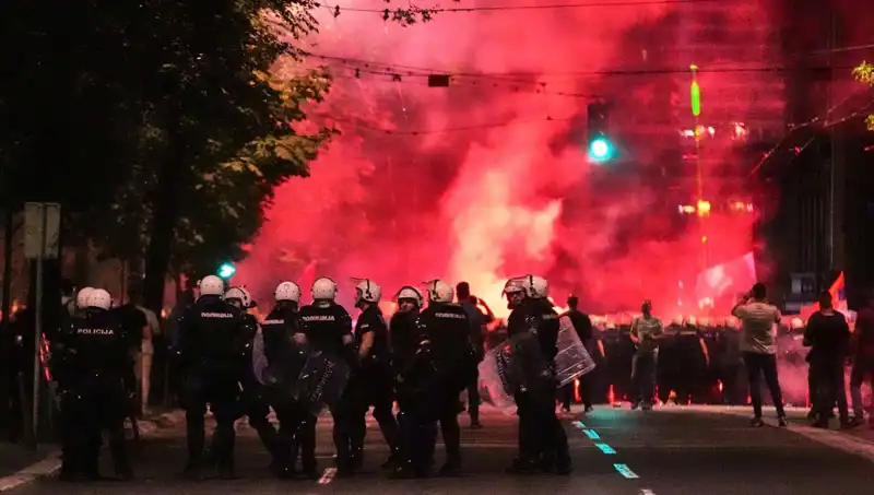 Sırbistan’da Erken Seçim İçin On Binler Sokağa Çıkarken, Gözaltılar Yaşandı!