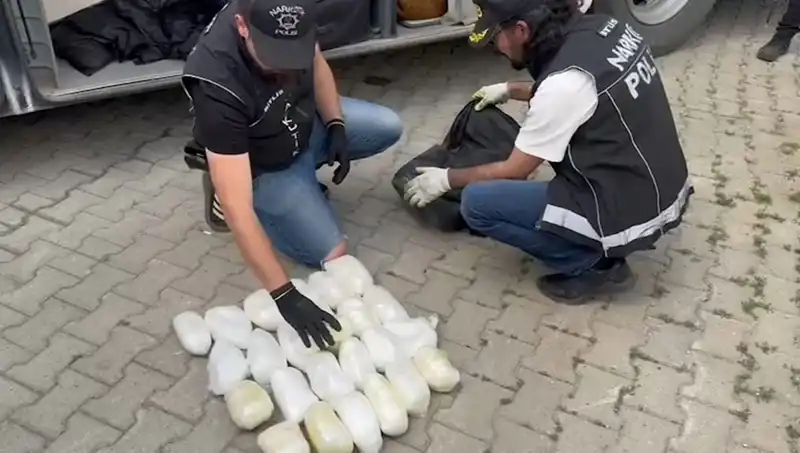 Yolcu Valizinden Çıkan 13 Kilo Metamfetamin Şok Yaratıyor!