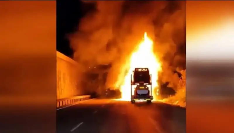 Otomobil Yüklü Tırda Çıkan Yangın, 8 Aracı Kül Etti!