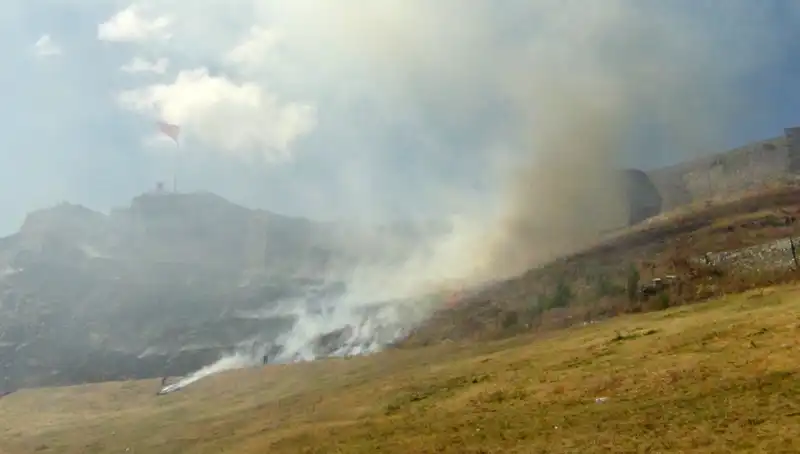 Kars Kalesi’nde Anız Yangını: Doğanın Kalbinde Korkutan Anlar