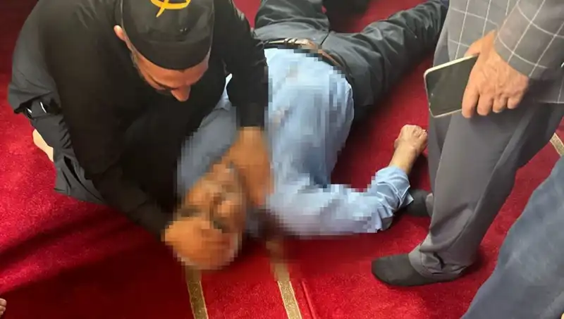 Camide Namaz Kılarken Bıçakla Saldırı: Dini Atmosferde Şok Edici Olay