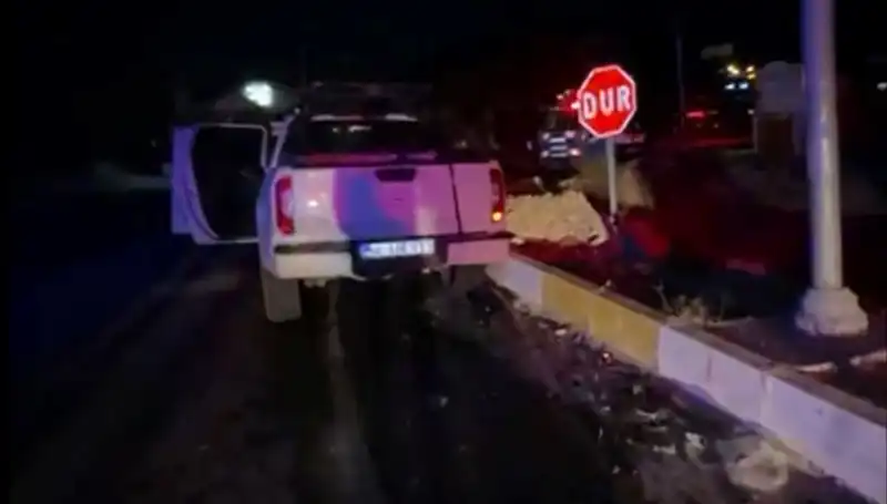 İzmir’de Kanlı Trafik Kazası: Kamyonet ve Hafif Ticari Araç Çarpıştı