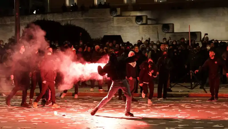 Yunanistan’da Hükümete Gensoru: Sokaklarda Protestolar ve Karışıklıklar Patlak Verdi!
