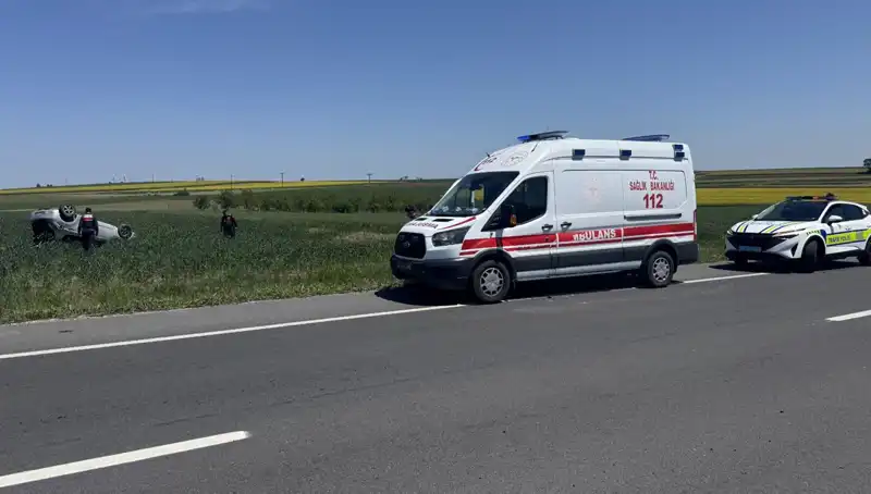 Edirne'de Devrilen Otomobil Sürücüsü ve Eşi Yaralandı