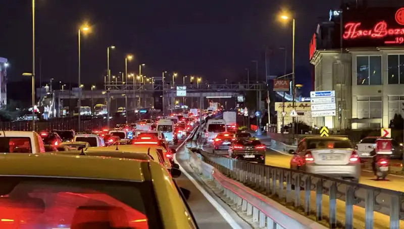 Yenibosna Metrobüs Yaya Üst Geçidinde Heyecan Verici Gelişmeler